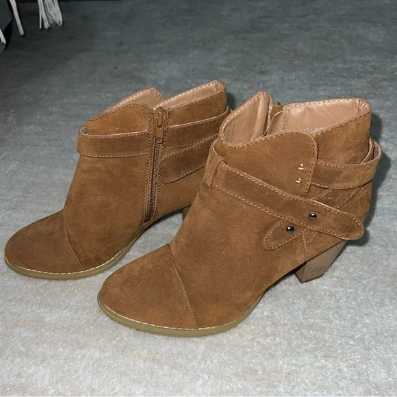 Hot Kiss Suede Wedges, perfect for fall! - Picture 3 of 6